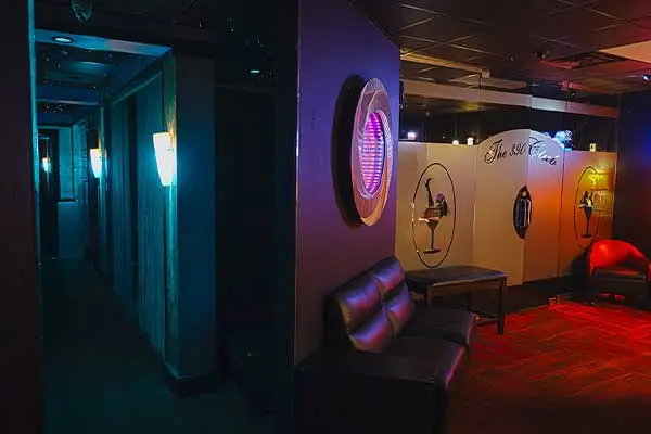 Monday & Tuesday Special: 15-min Champagne Rooms